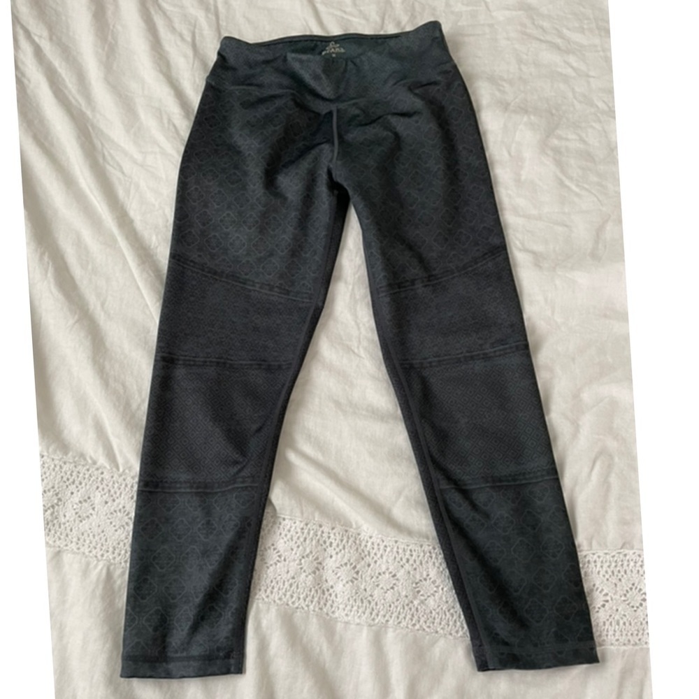Prana MEDIUM Grey Exercise Athleisure Cropped leggings Yoga Prints Patterns